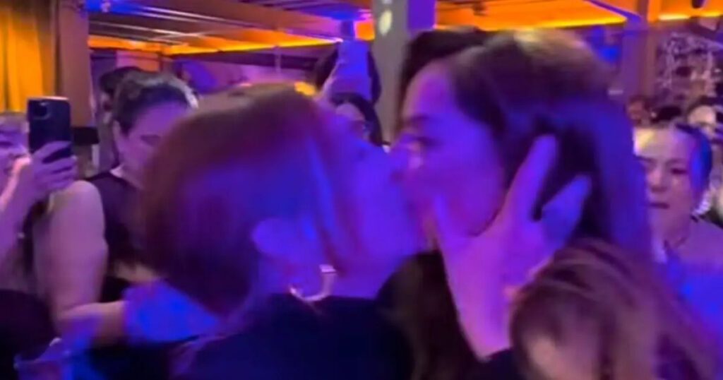 Beso Regina y Karla