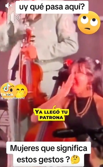 Contrabajista de Nodal sorprendida