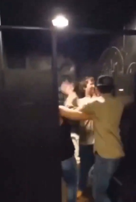 Descubre infidelidad de su novia en el baño de un bar