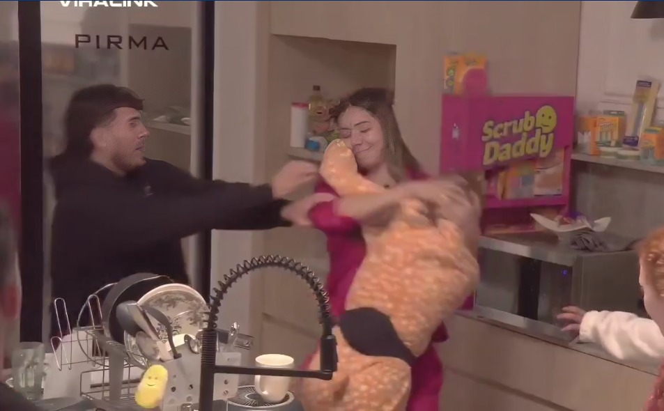Influencers pelean en La Pijamada Viral