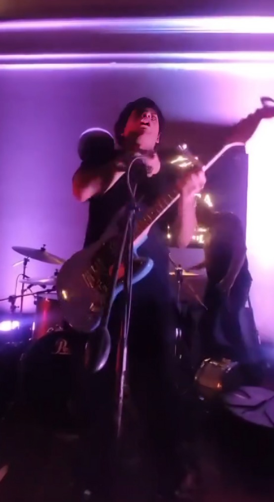 Integrante de banda se electrocuta en presentación