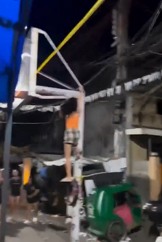 La joven subió a hacer twerking y cayó desde una canasta de básquetbol