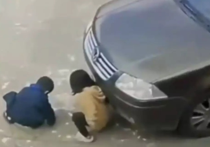 Niños juegan cerca de automóvil en Chiapas