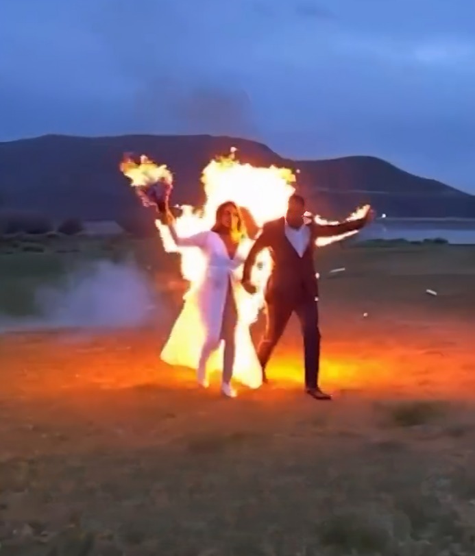 Novios hacen entrada nupcial con fuego