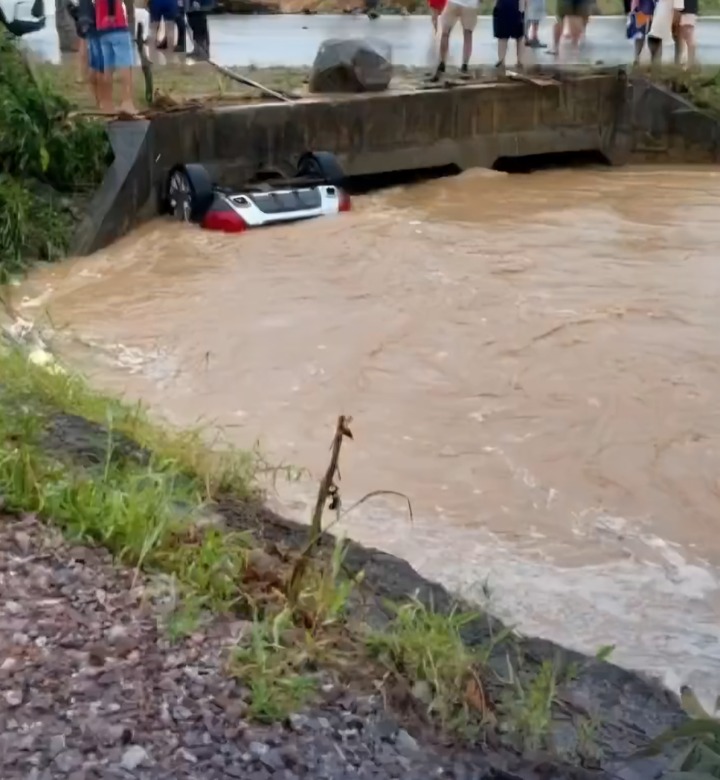 Pareja muere en río