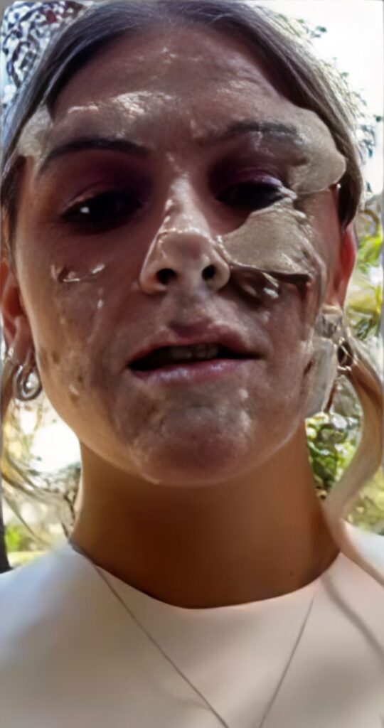 Mujer con pastelazo