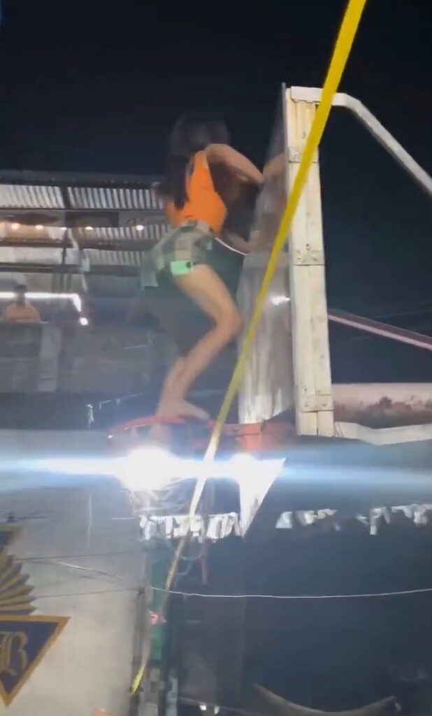 La joven subió a hacer twerking y cayó desde una canasta de básquetbol