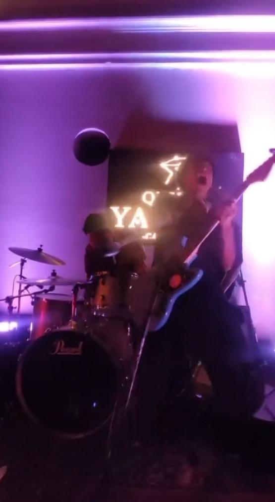 Redes reaccionan a descarga eléctrica de integrante de banda
