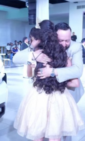 Quinceañera recibe de regalo una camioneta en su fiesta