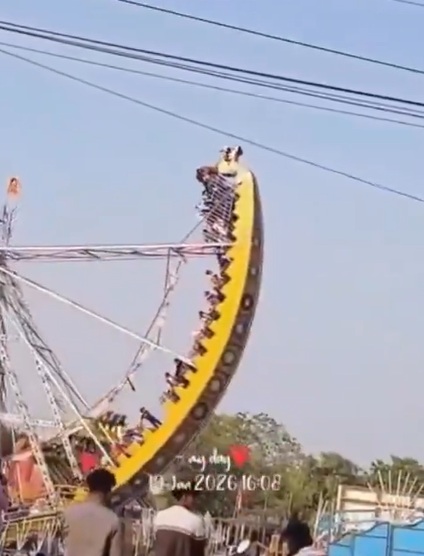 Colapsa juego mecánico y deja 14 niños heridos