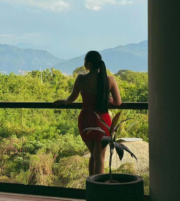 Ángela Aguilar presume minivestido rojo en vacaciones