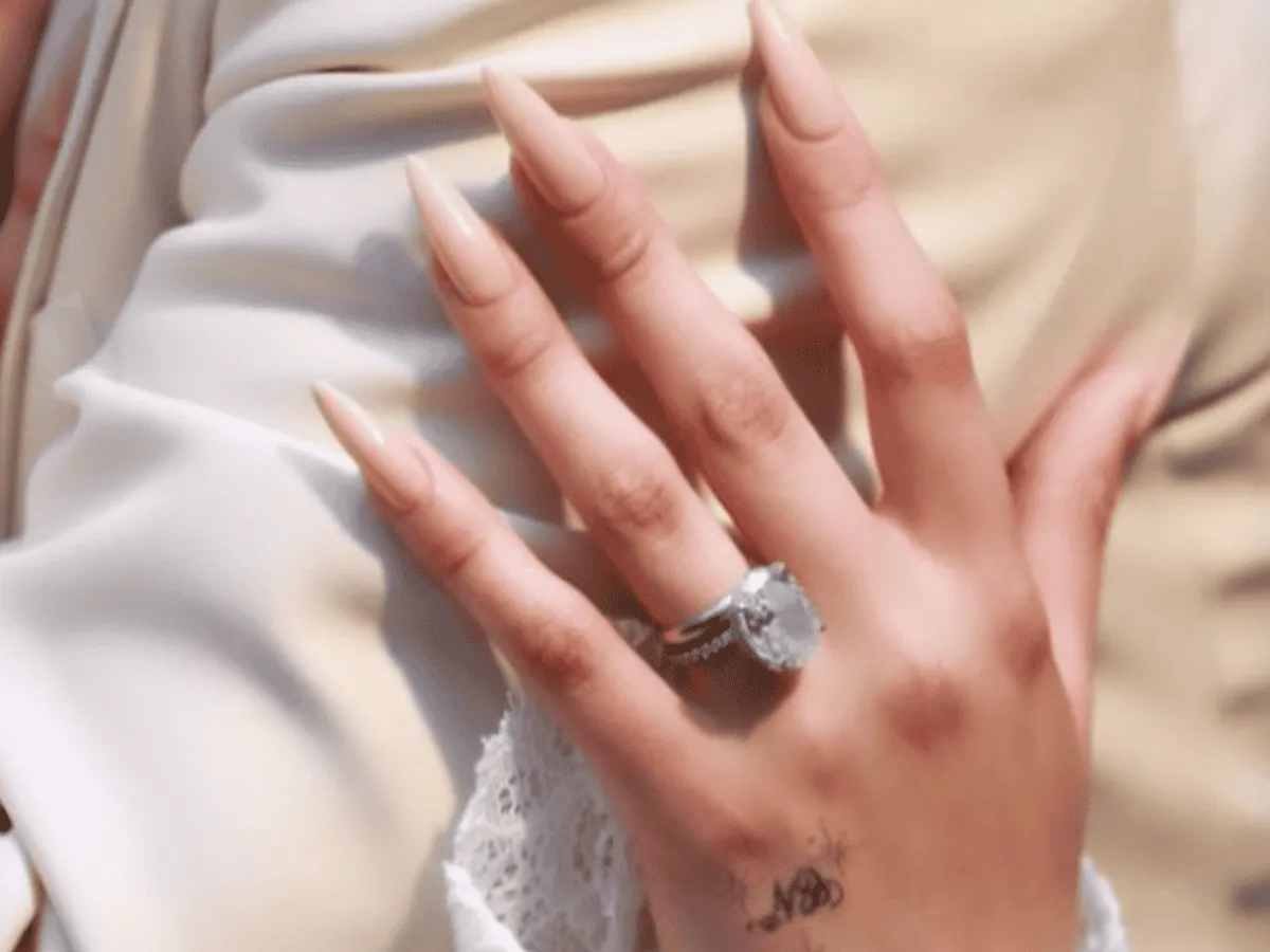 Anillo de compromiso de Ángela Aguilar fue de Cazzu