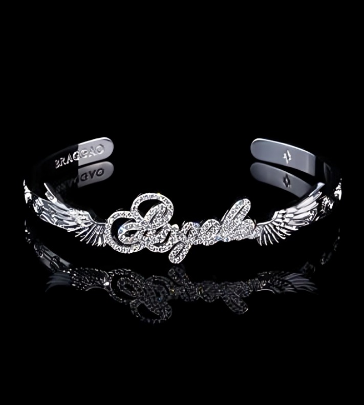 Así es le lujoso brazalete de Nodal inspirado en Ángela