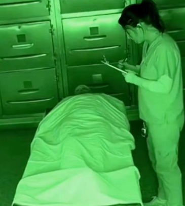 Cadáver sorprende a mujer en la morgue