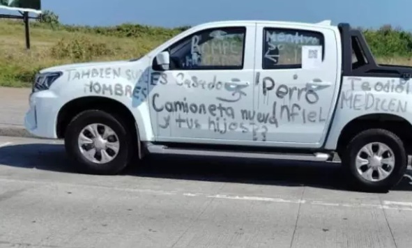 Redes reaccionan a camioneta con mensajes de infidelidad