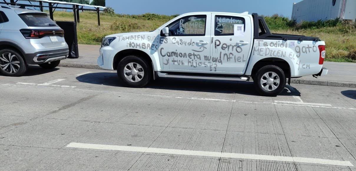 Vandalizan camioneta de hombre por infidelidad