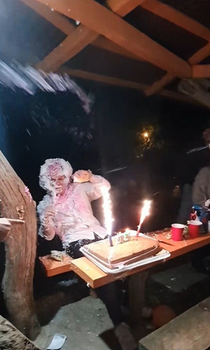 Cumpleañera termina prendida en fuego por espuma