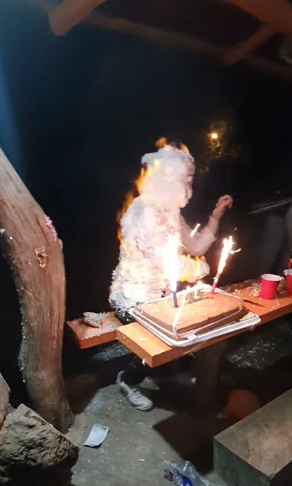Espuma de aerosol prende fuego a cumpleañera