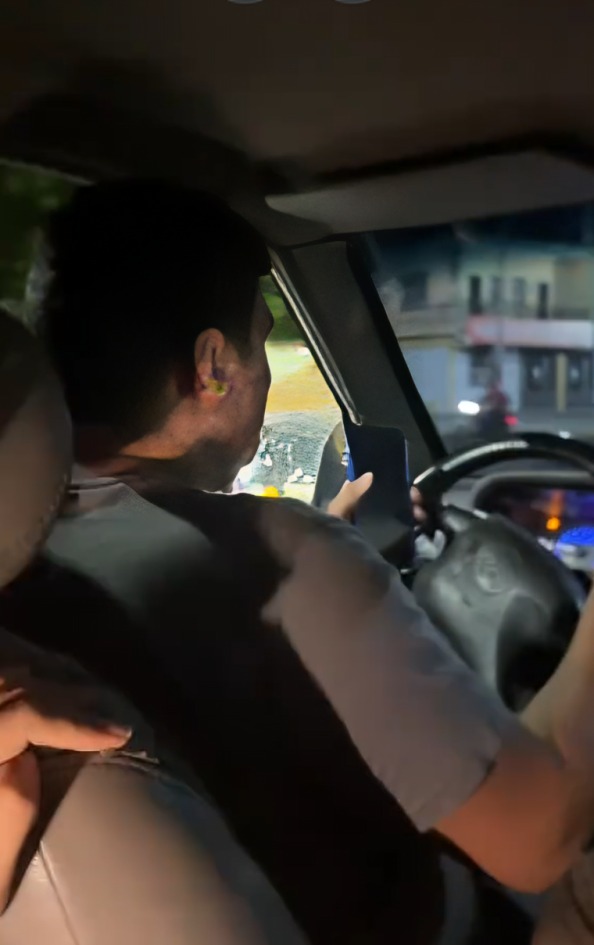 Joven detiene taxi tras ver a su novio siendo infiel