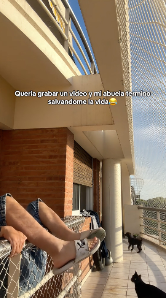 Joven intenta grabar video en balcón; abuelita lo salva