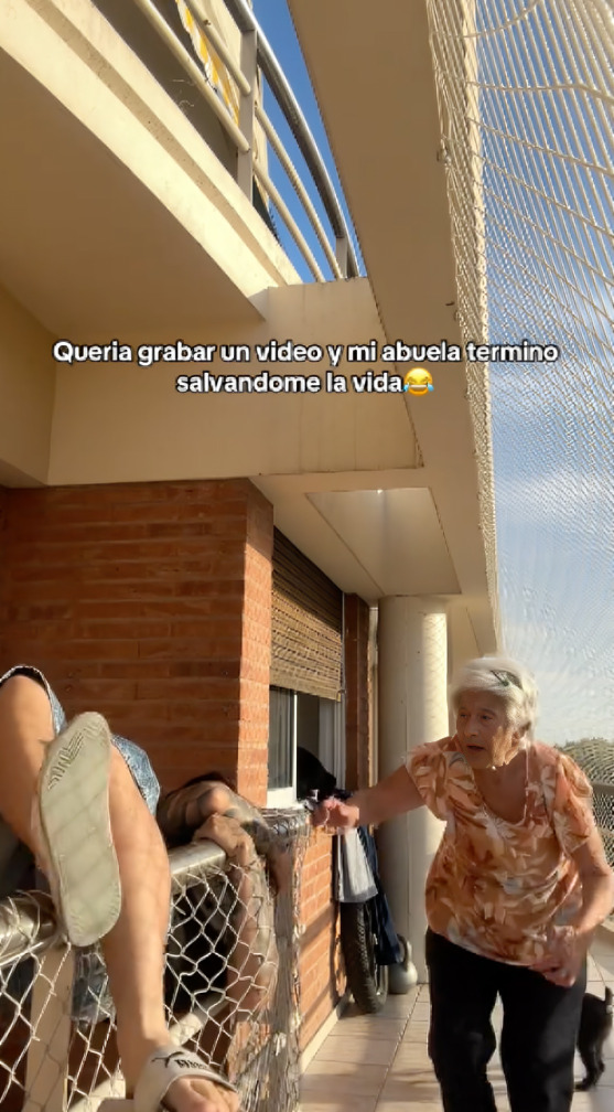 Abuelita salva a joven en balcón