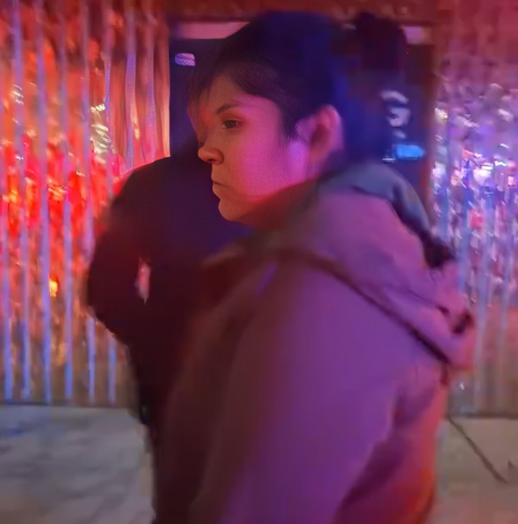 Joven se reencuentra con madre biológica y abandona a madre adoptiva