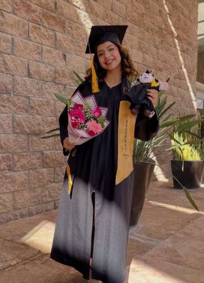 Joven se gradúa tras trabajar como botarga del Dr. Simi
