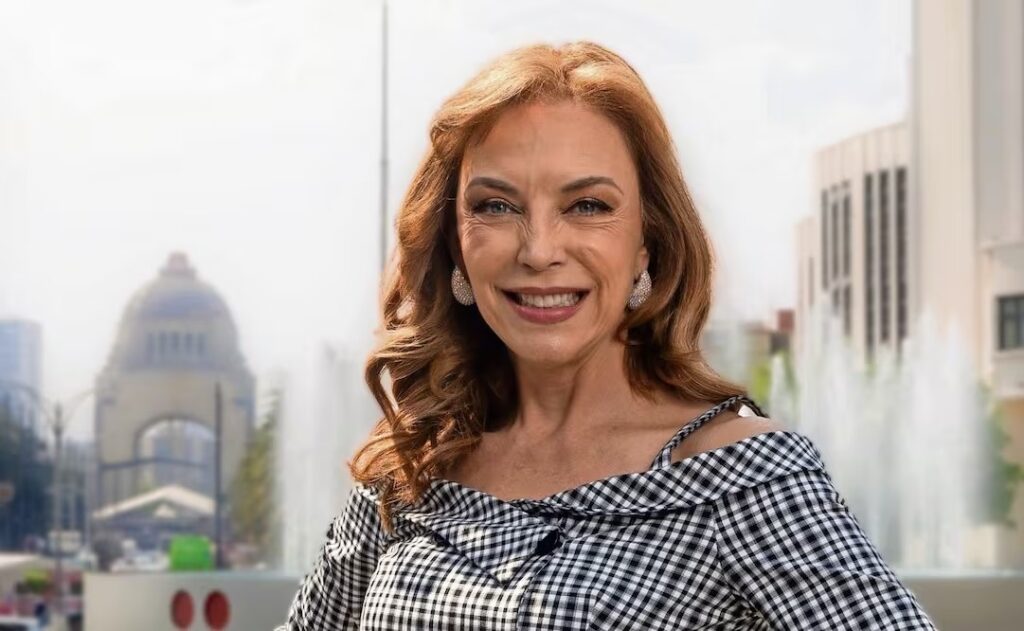 Laura Flores revela nuevo look