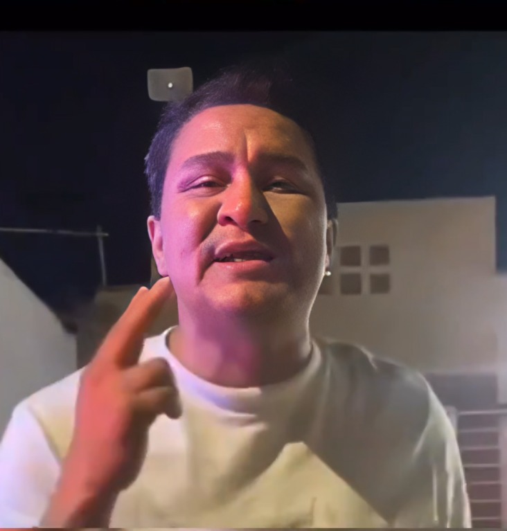 Madre confronta a ex por gastarse beca de su hija