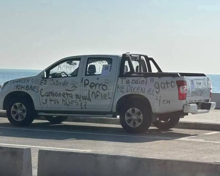 Aparece camioneta pintada con mensajes de infidelidad en Veracruz