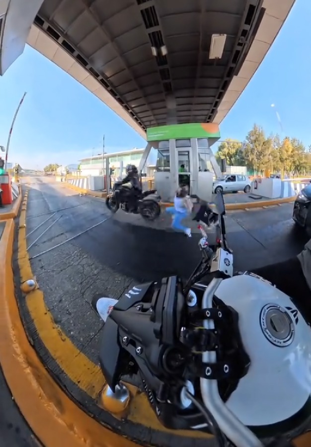 Motociclista evita pagar caseta y provoca caída de compañante
