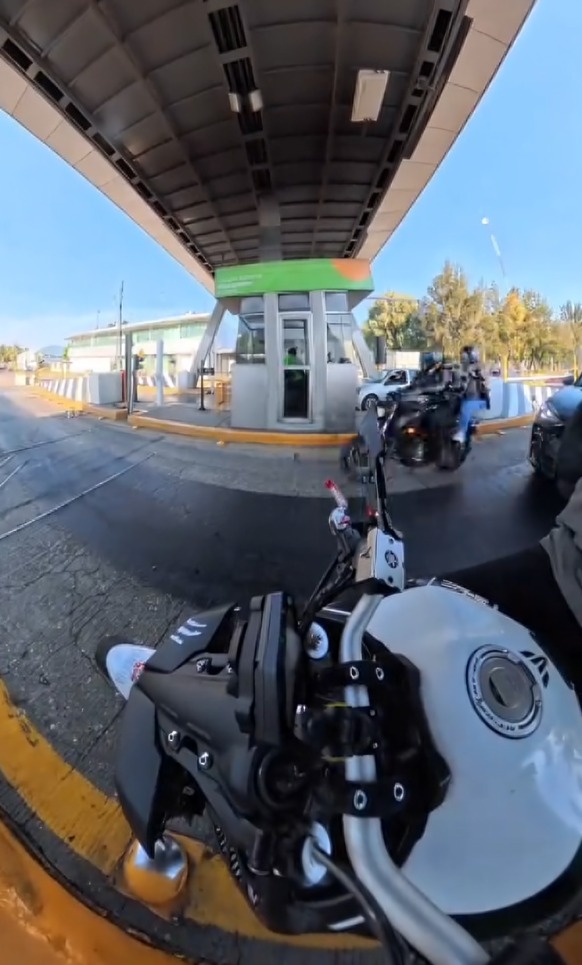Motociclista se pasa caseta sin pagar