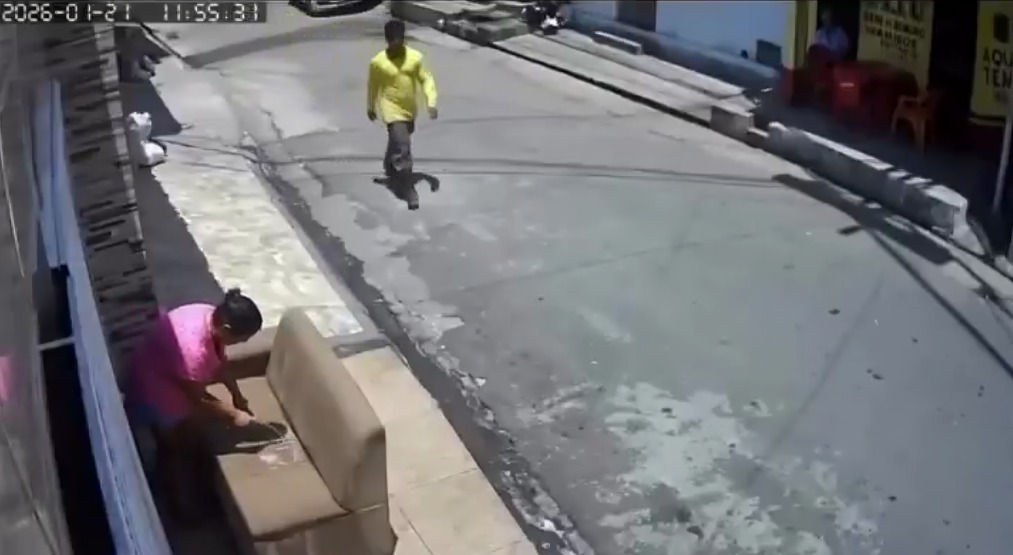 Mujer lava sillón en la banqueta y se lo lleva la basura