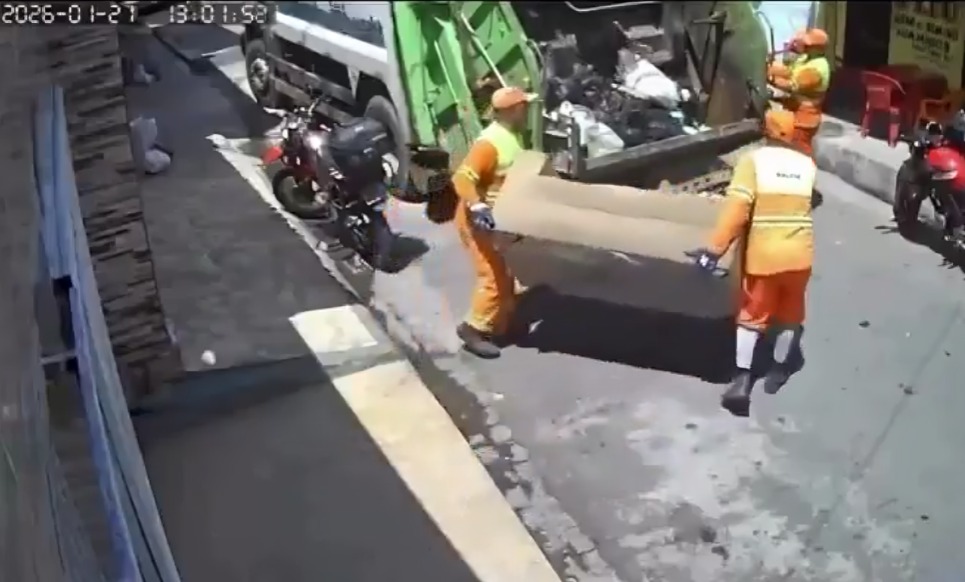 Mujer pierde sillón en la basura tras lavarlo