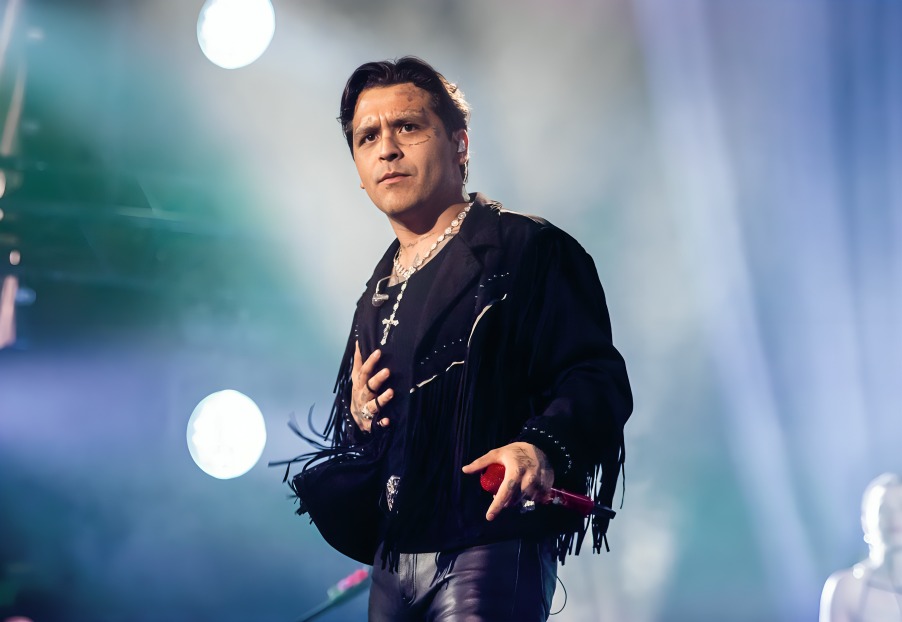 Nodal se hace tatuaje en honor a Ángela Aguilar