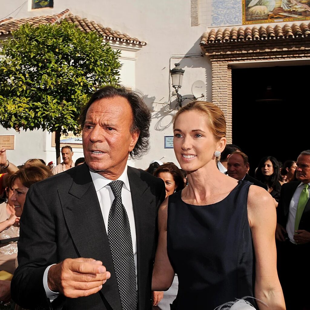 Pandora defiende a Julio Iglesias ante acusaciones de abuso