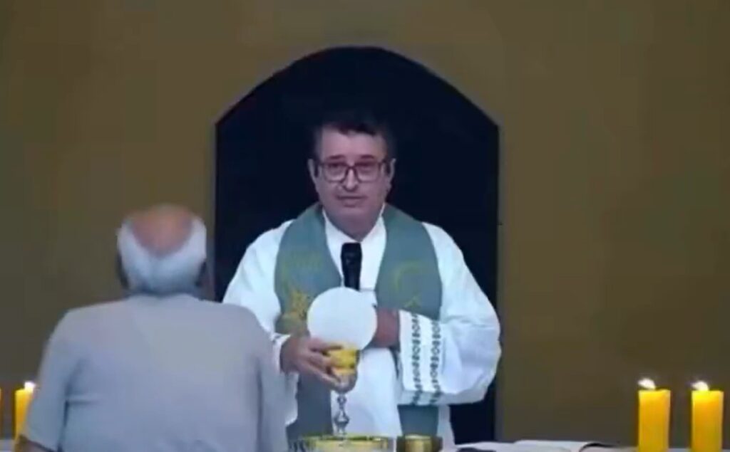 Sacerdote consuela a abuelito que perdió a su familiar
