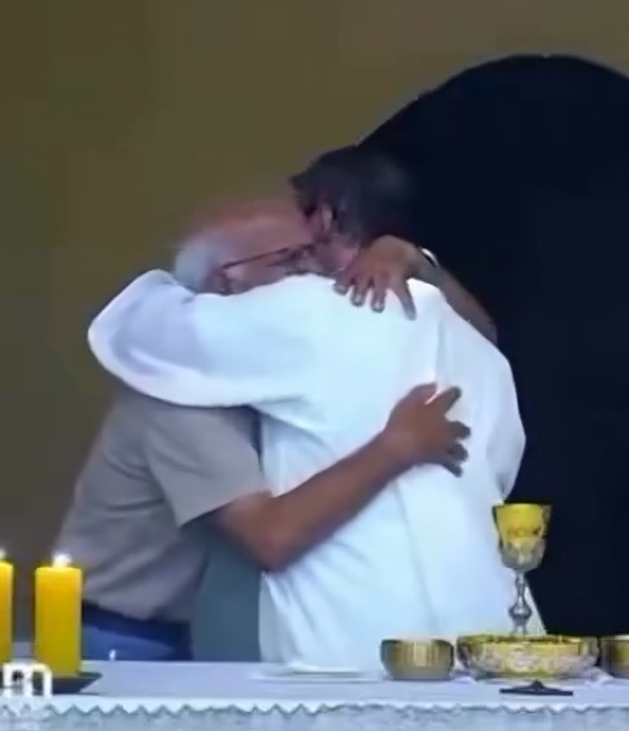 Sacerdote ofrece apoyo y abrazo a abuelito que perdió a su nieto