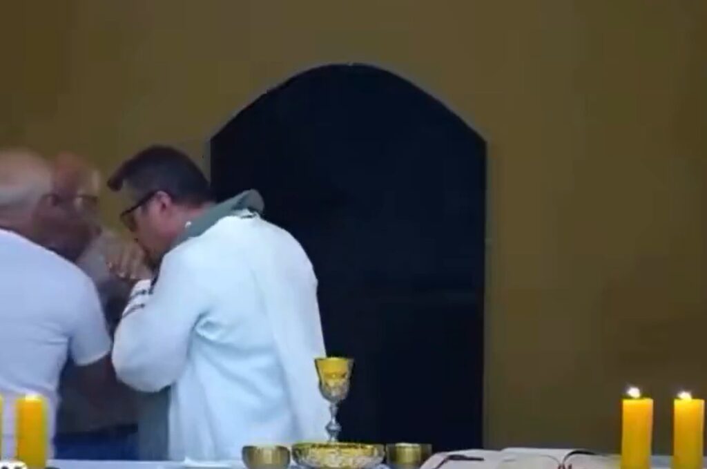 Sacerdote consuela a abuelito que perdió a su familiar