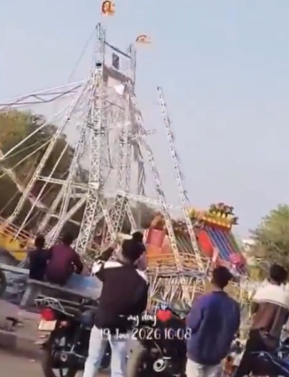 Juego mecánico colapsa durante feria