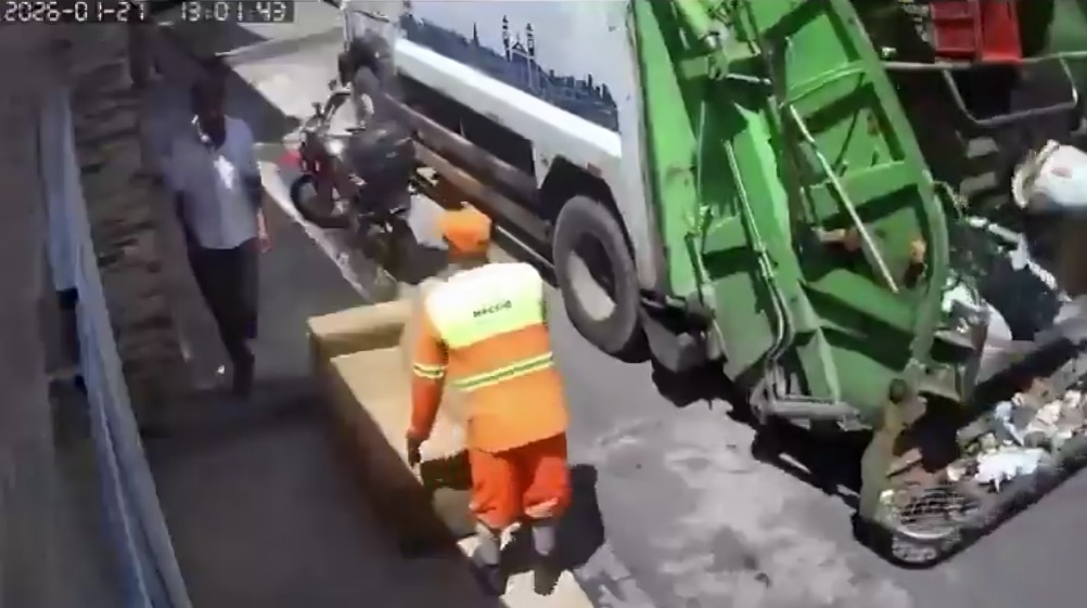 Trabajadores se llevan sillón recién lavado