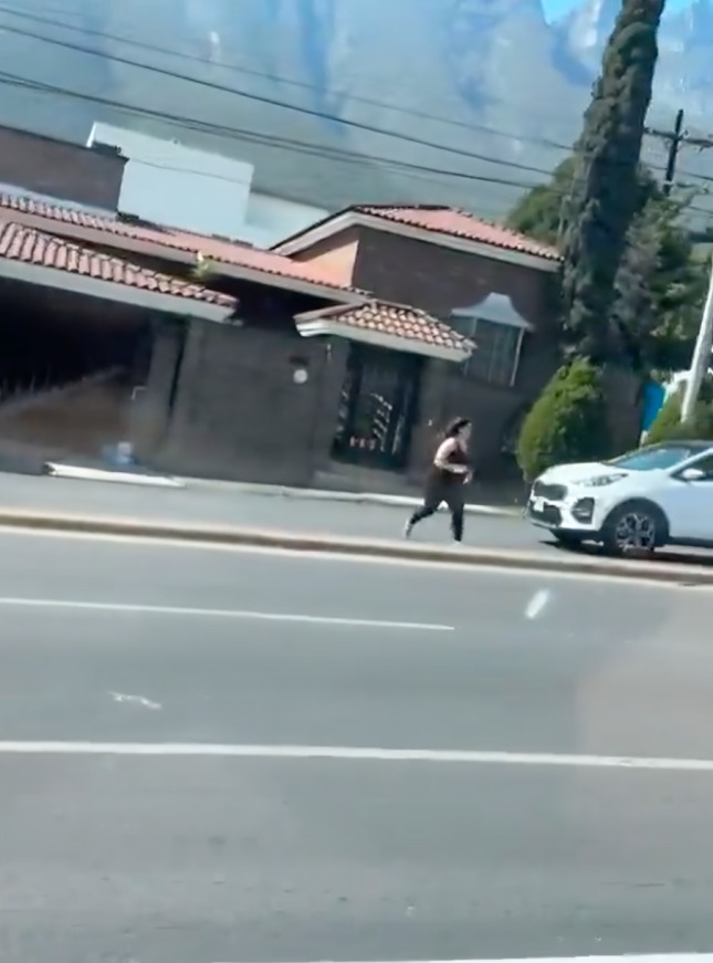 Mujer discute con su pareja y se lanza al arroyo vehicular