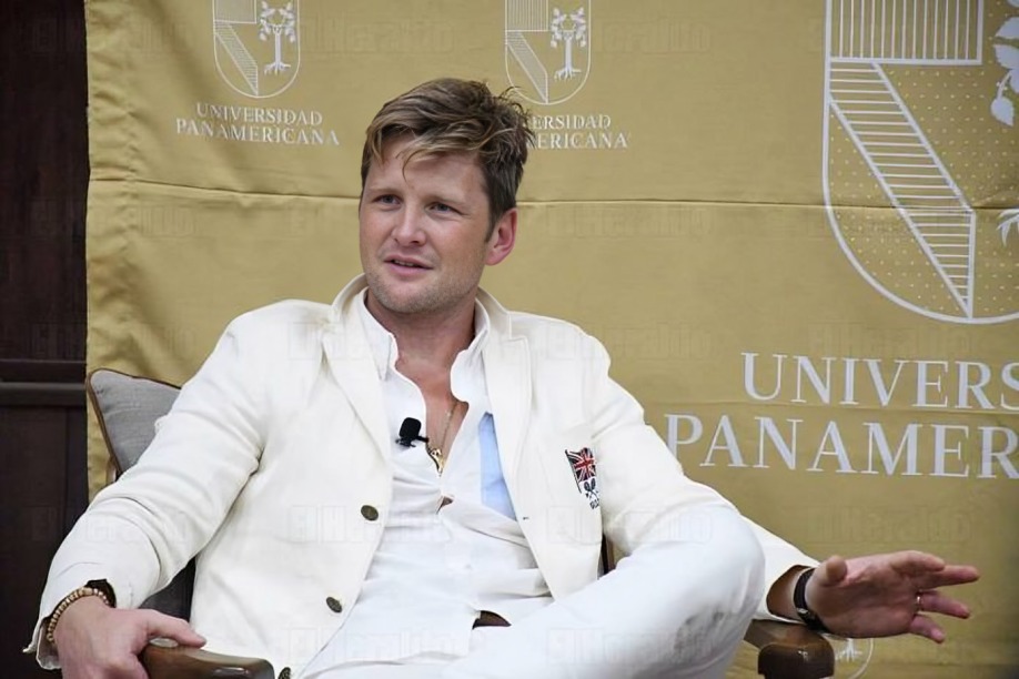Acusan a Alexander Acha de hipócrita