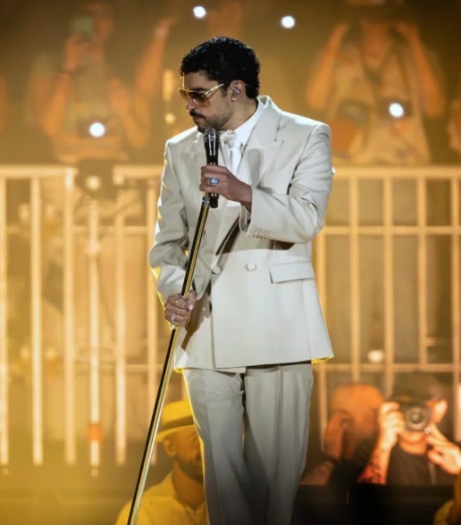 Bad Bunny despide a Willie Colón durante concierto