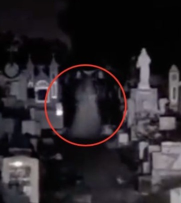 Graban a novia fantasma paseando en panteón