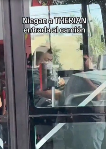 Chofer impide acceso a therian