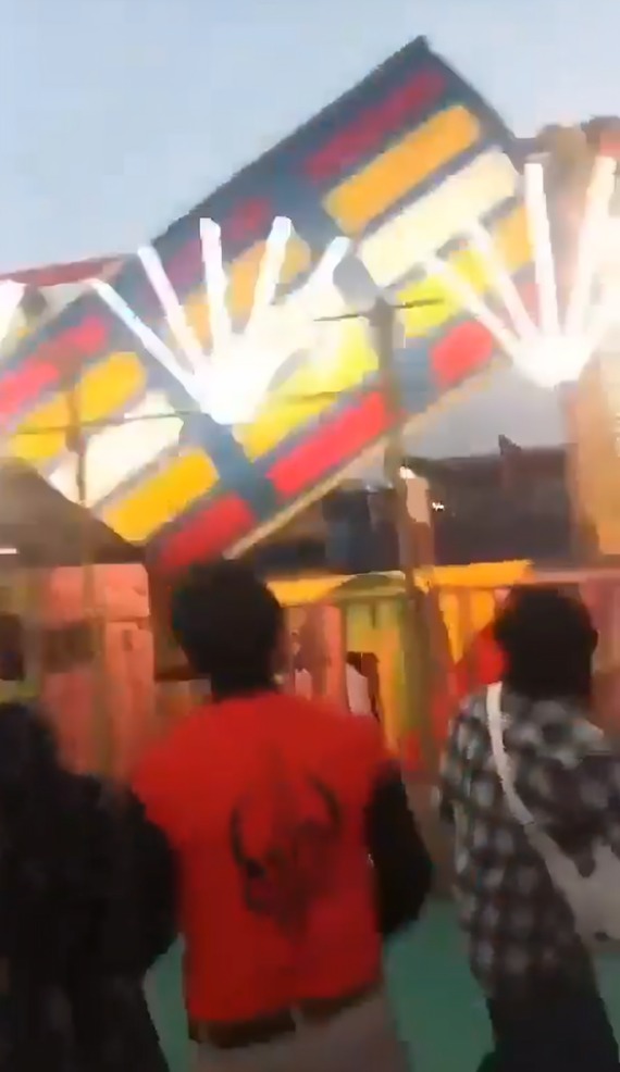 Columpio mecánico se cae en la INDIA