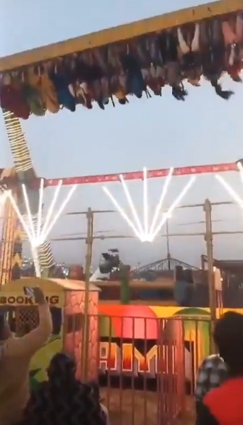 Columpio mecánico se cae en la INDIA