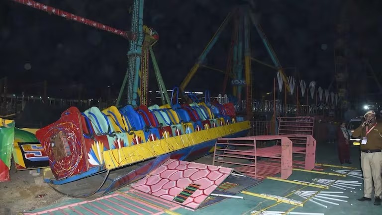 Columpio mecánico se cae en la INDIA