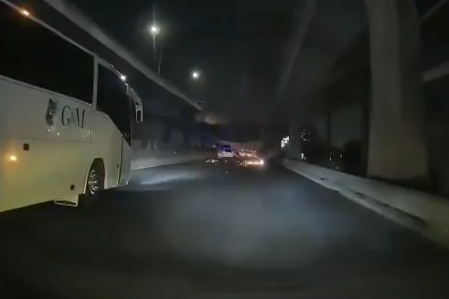 Conductor prefiere revisar estado de su moto y no a su acompañante